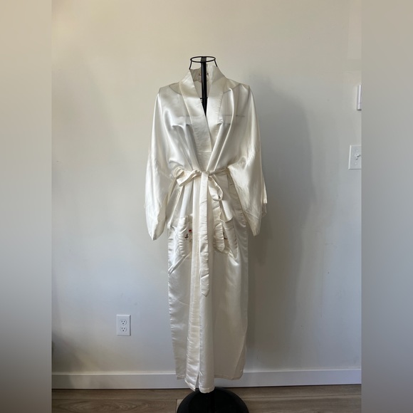 Traditional Chinese Silk Embroidered Robe - Picture 2 of 5